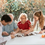 Семья проводит время вместе дома за играми и развлечениями