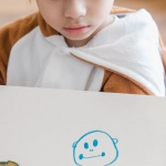 Семейный досуг дома с настольными играми и уютной атмосферой