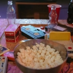 Семья играет в настольные игры дома в уютной обстановке