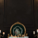 Семья играет в настольные игры за столом дома