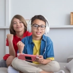 Семья играет в настольные игры в уютной домашней обстановке