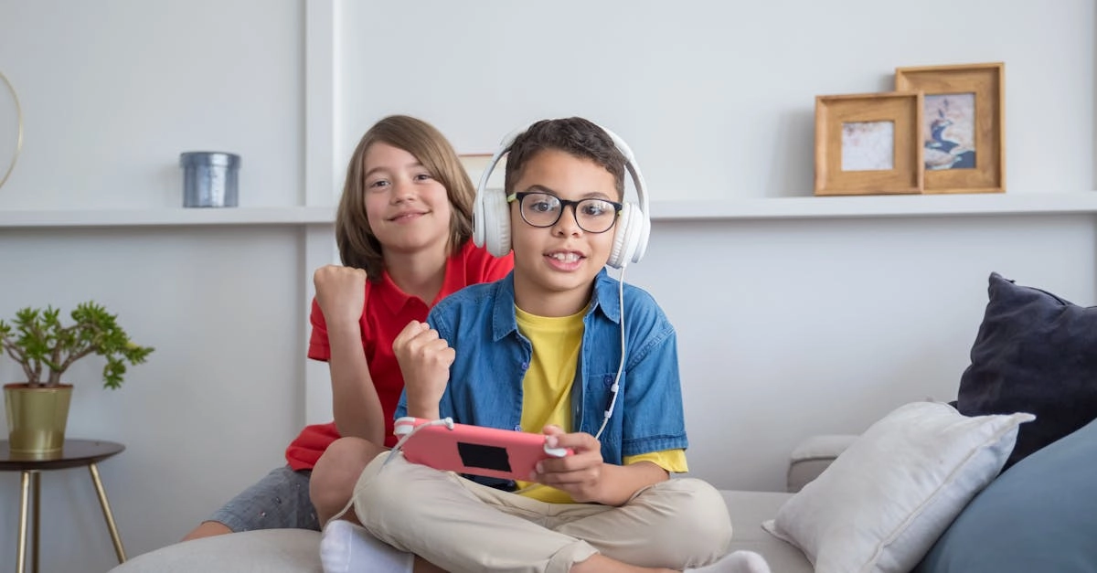 Семья играет в настольные игры в уютной домашней обстановке