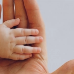 Семья за компьютером обсуждает правила безопасности в интернете